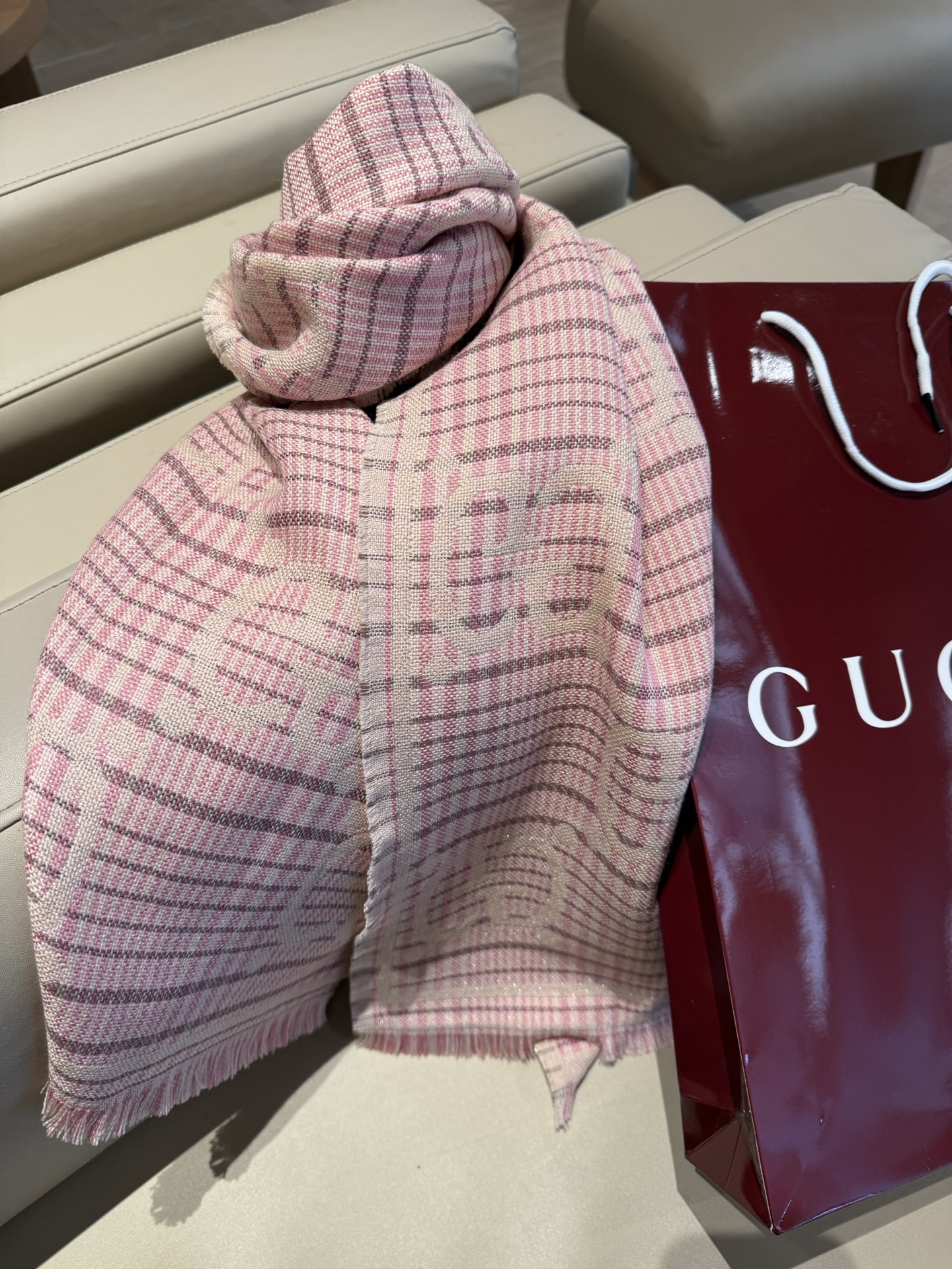 Gucci 一比一粉格紋雙G羊毛圍巾 女款日系氣質風人氣單品|超A仿原單精品圖片 9 Gucci 一比一粉格紋雙G羊毛圍巾 女款日系氣質風人氣單品|歐美奢侈品精品推薦