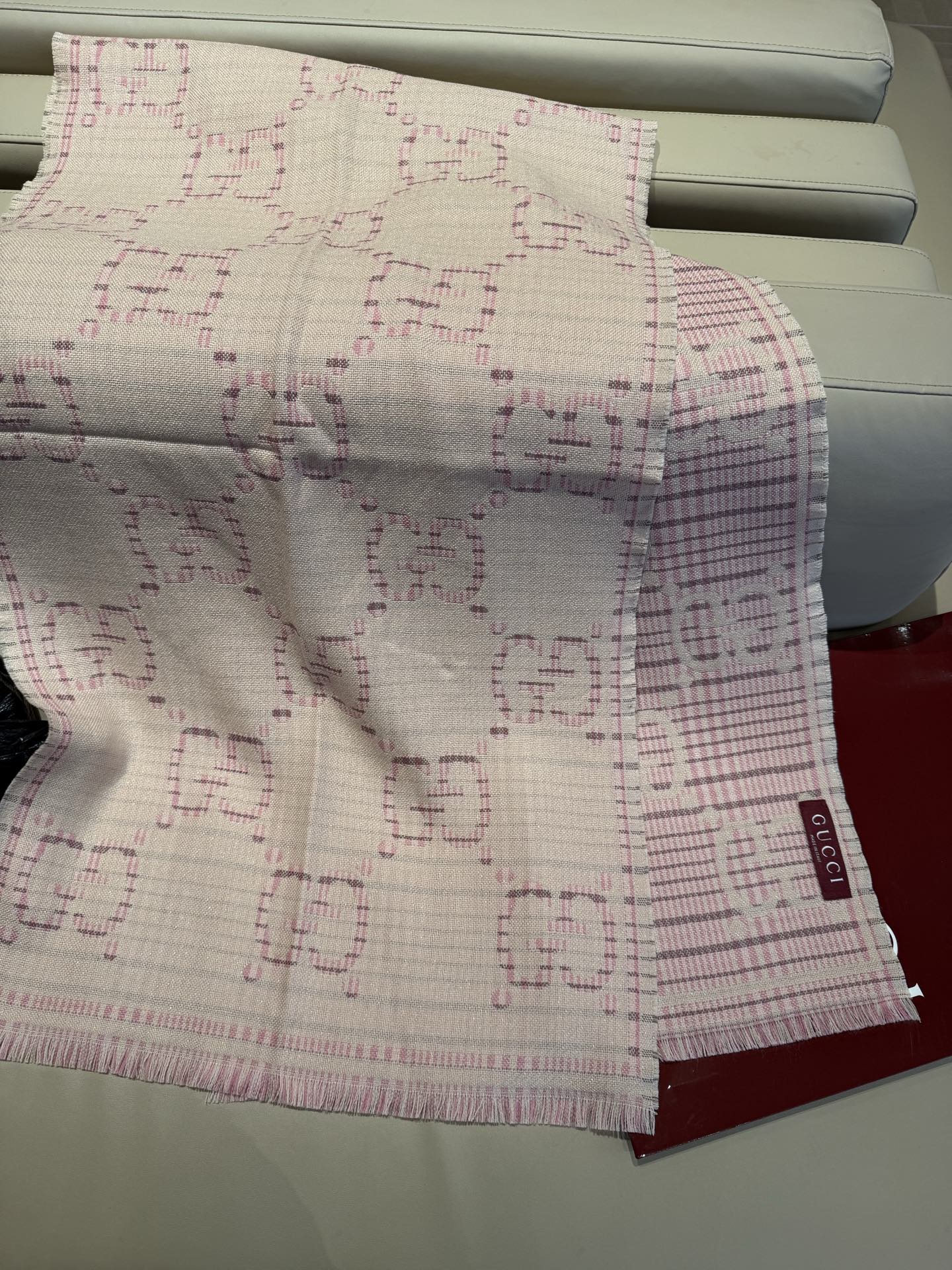 Gucci 一比一粉格紋雙G羊毛圍巾 女款日系氣質風人氣單品|超A仿原單精品圖片 8 Gucci 一比一粉格紋雙G羊毛圍巾 女款日系氣質風人氣單品|歐美奢侈品精品推薦