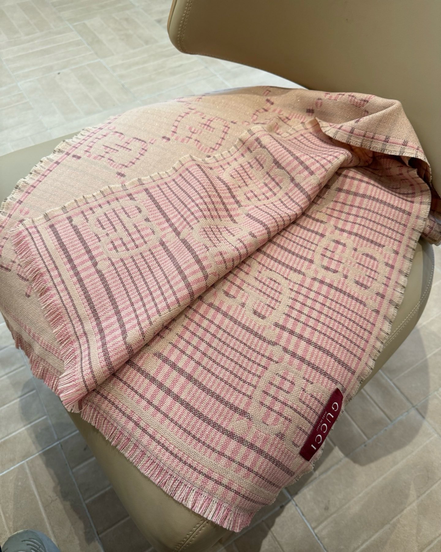 Gucci 一比一粉格紋雙G羊毛圍巾 女款日系氣質風人氣單品|超A仿原單精品圖片 7 Gucci 一比一粉格紋雙G羊毛圍巾 女款日系氣質風人氣單品|歐美奢侈品精品推薦