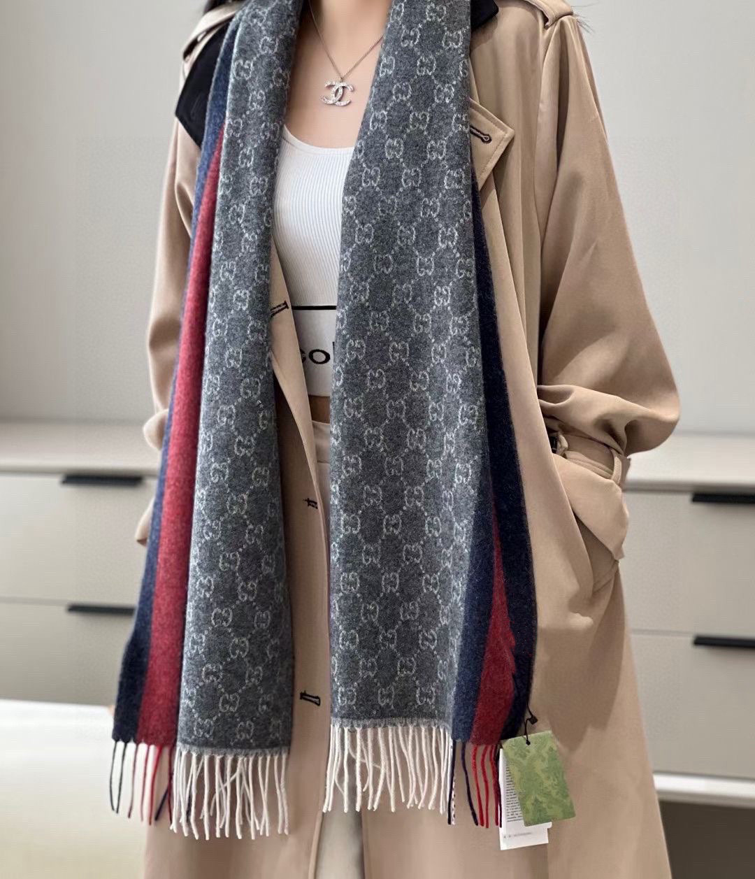 Gucci 高仿灰底紅藍條紋雙G羊毛圍巾 男女款厚實保暖設計