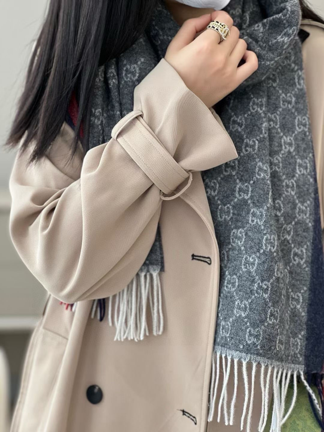 Gucci 高仿灰底紅藍條紋雙G羊毛圍巾 男女款厚實保暖設計| 14 Gucci 高仿灰底紅藍條紋雙G羊毛圍巾 男女款厚實保暖設計