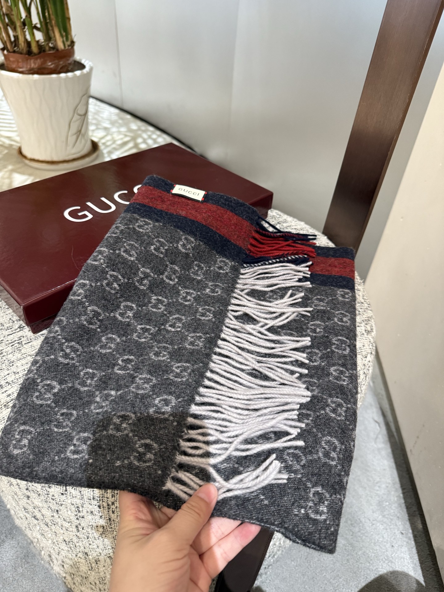 Gucci 高仿灰底紅藍條紋雙G羊毛圍巾 男女款厚實保暖設計| 13 Gucci 高仿灰底紅藍條紋雙G羊毛圍巾 男女款厚實保暖設計