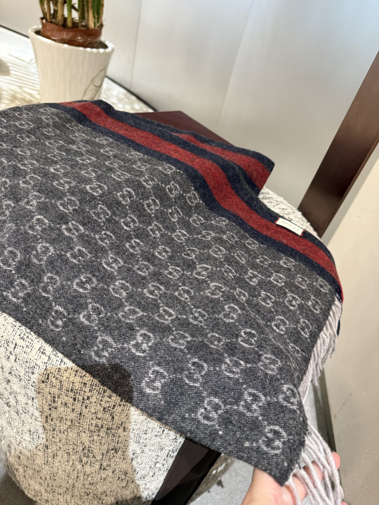Gucci 高仿灰底紅藍條紋雙G羊毛圍巾 男女款厚實保暖設計| 12 Gucci 高仿灰底紅藍條紋雙G羊毛圍巾 男女款厚實保暖設計