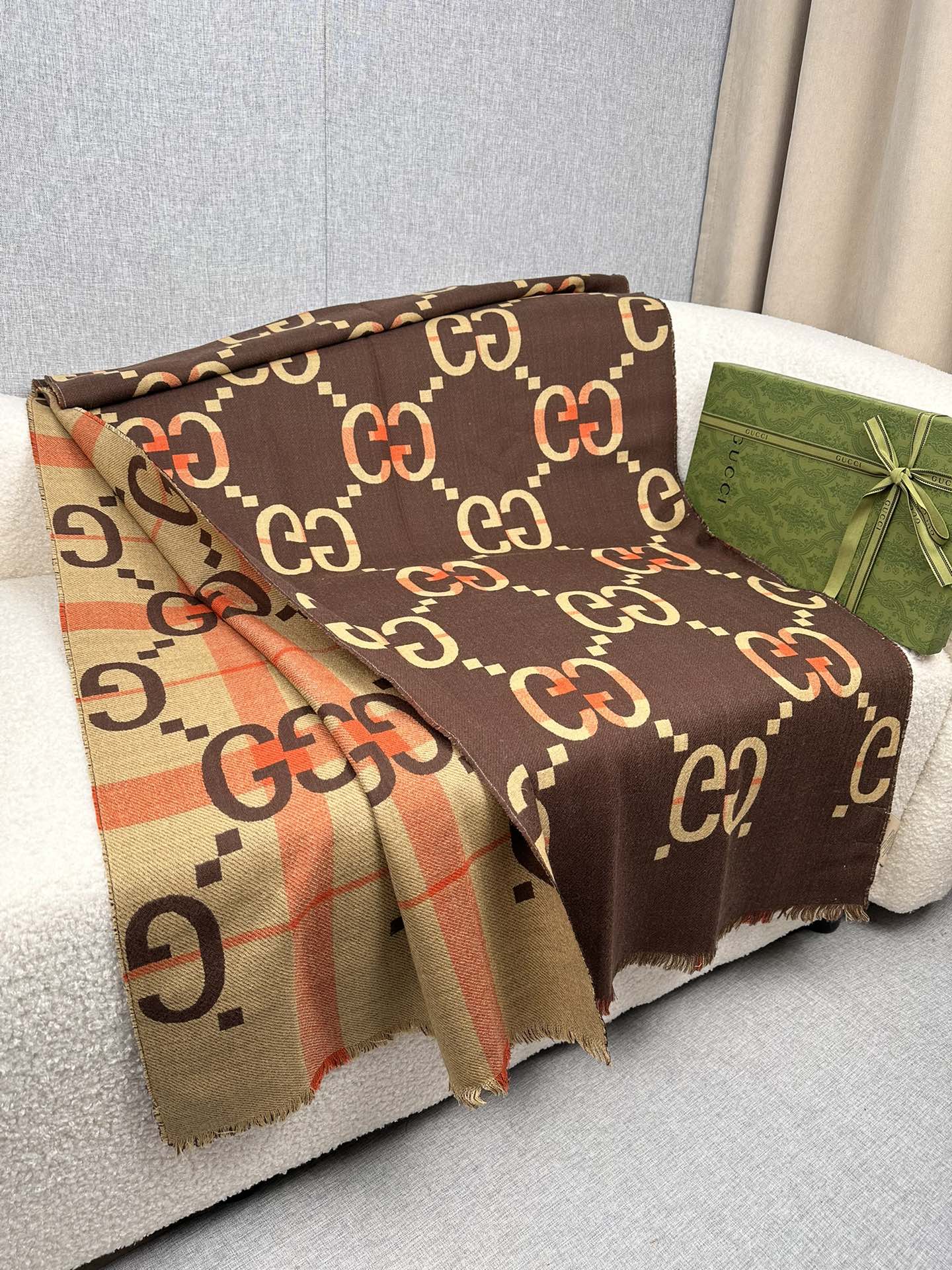 Gucci高仿雙色棕粉交織羊毛圍巾 GG提花立體設計｜歐美奢侈品精品推薦