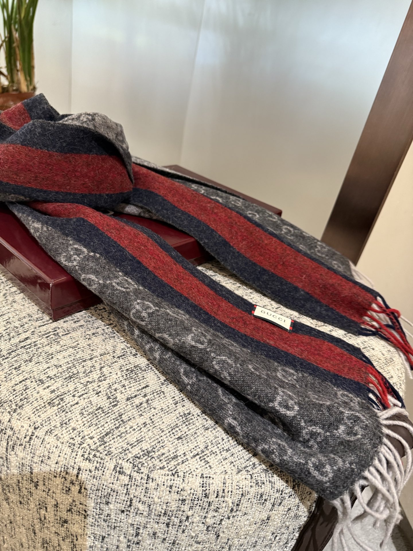 Gucci 高仿灰底紅藍條紋雙G羊毛圍巾 男女款厚實保暖設計| 11 Gucci 高仿灰底紅藍條紋雙G羊毛圍巾 男女款厚實保暖設計