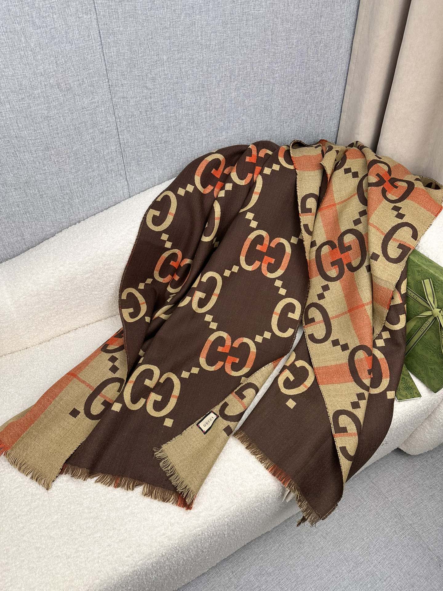 Gucci高仿雙色棕粉交織羊毛圍巾 GG提花立體設計｜歐美奢侈品精品推薦