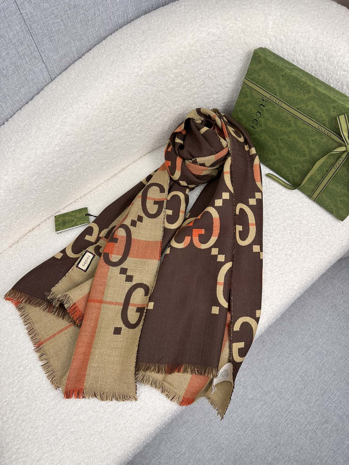 Gucci高仿雙色棕粉交織羊毛圍巾 GG提花立體設計｜歐美奢侈品精品推薦