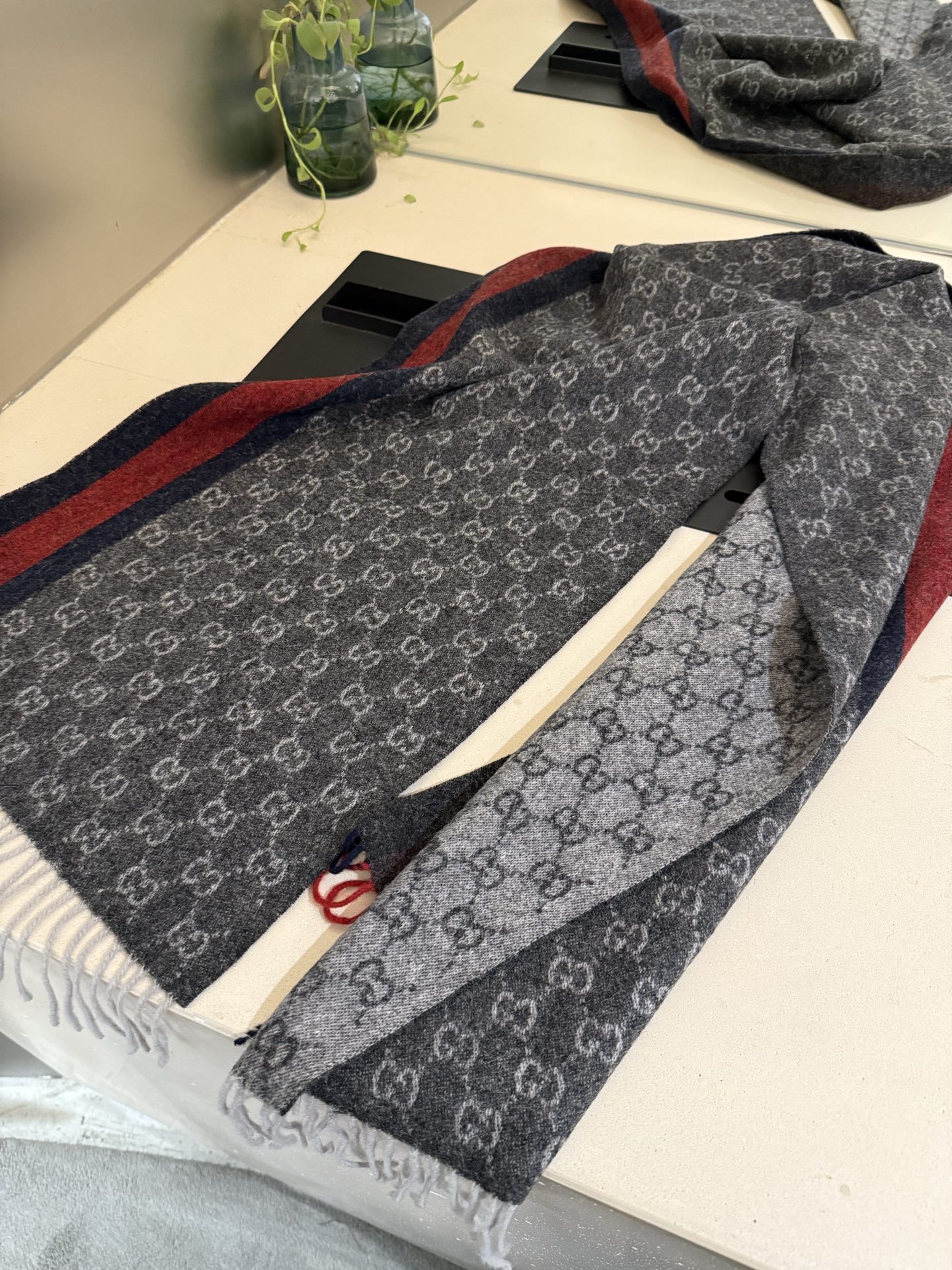 Gucci 高仿灰底紅藍條紋雙G羊毛圍巾 男女款厚實保暖設計| 8 Gucci 高仿灰底紅藍條紋雙G羊毛圍巾 男女款厚實保暖設計