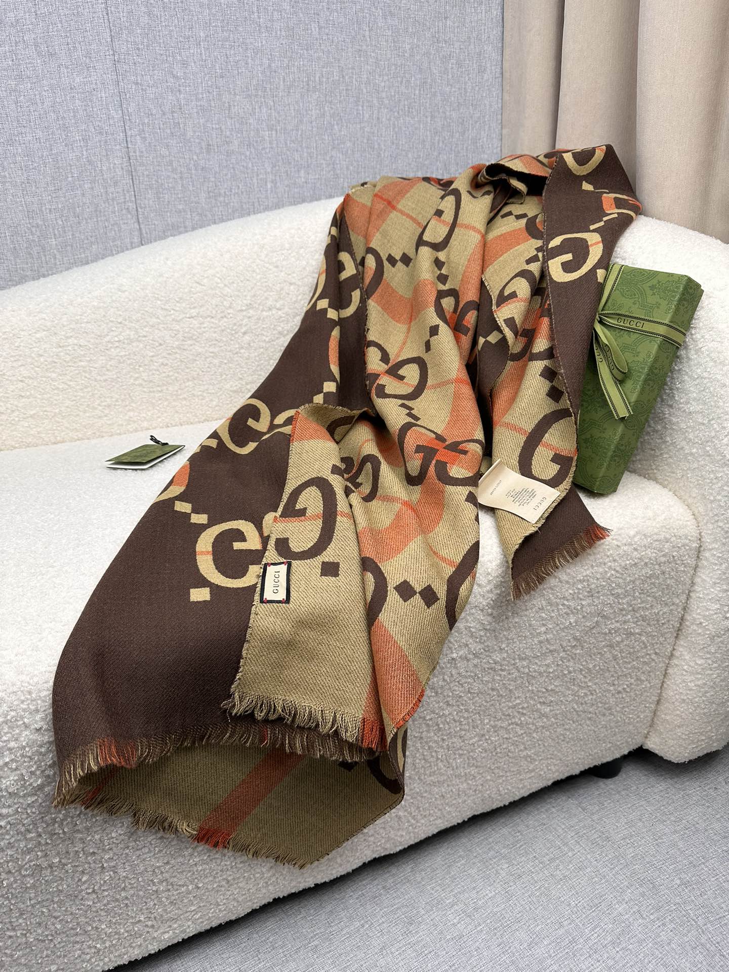 Gucci高仿雙色棕粉交織羊毛圍巾 GG提花立體設計｜歐美奢侈品精品推薦