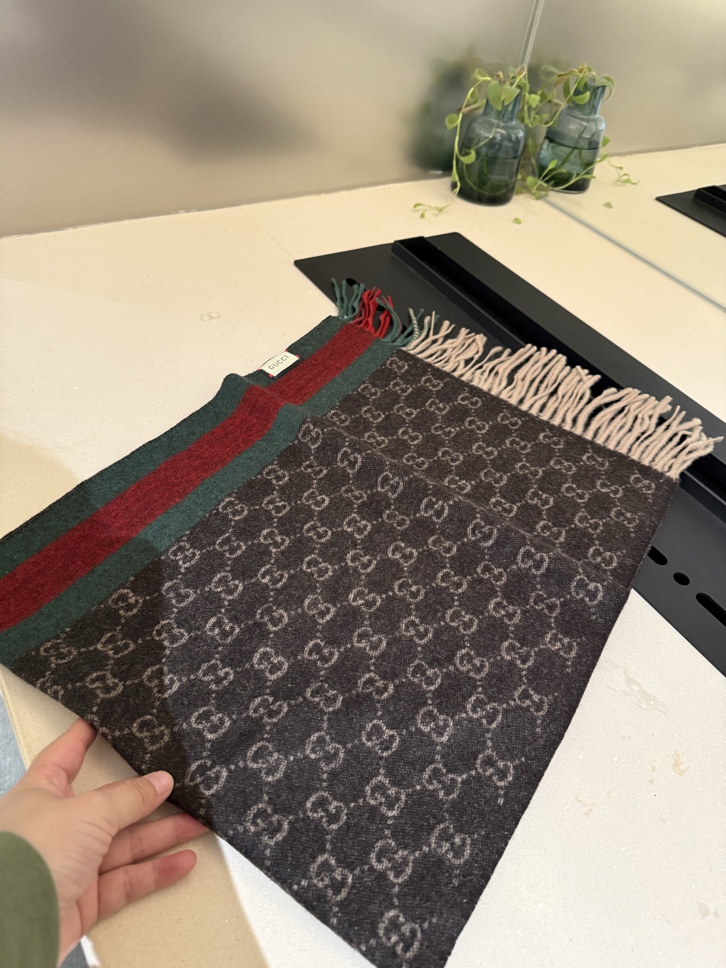 Gucci A貨咖啡色雙G紅綠織條圍巾 男女款街頭復古風格人氣款|超A仿原單精品圖片 11 Gucci A貨咖啡色雙G紅綠織條圍巾 男女款街頭復古風格人氣款|歐美奢侈品精品推薦