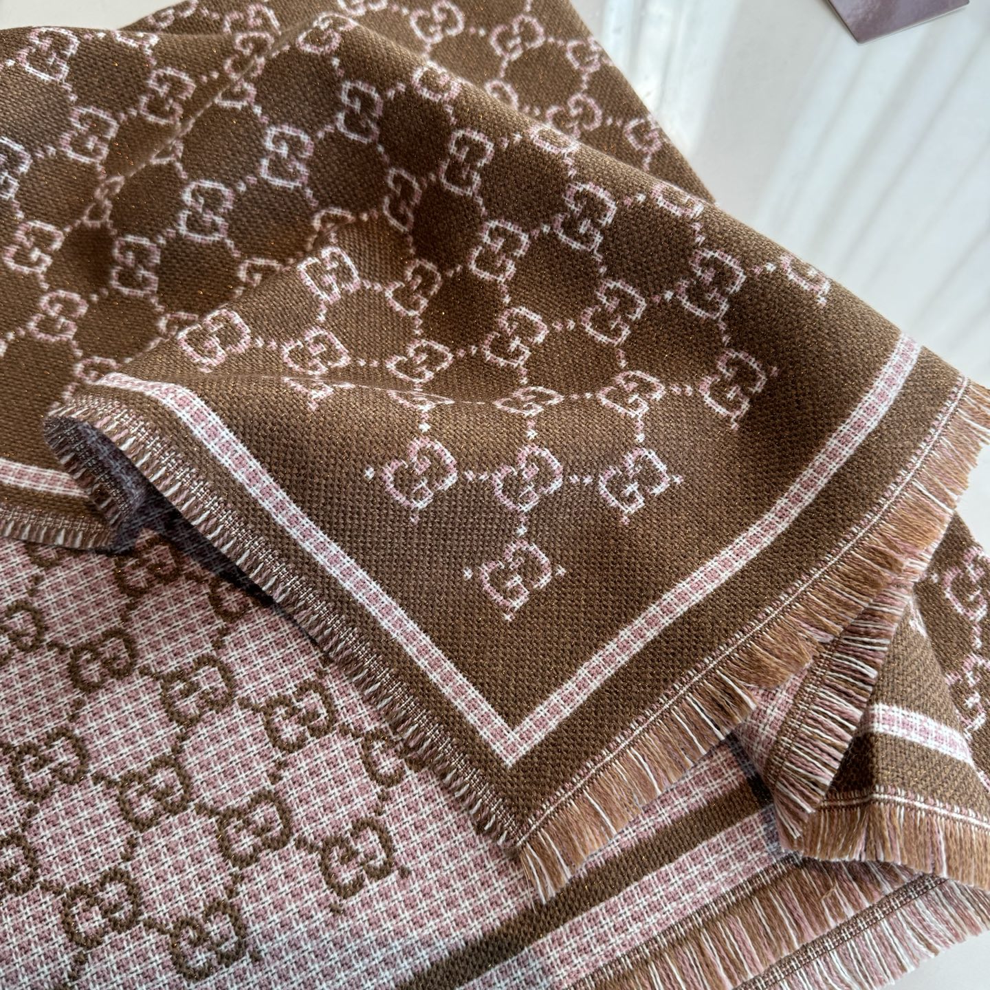 Gucci 精品仿製焦糖色雙G圍巾 女款柔和色調人氣質感款｜歐美奢侈品精品推薦