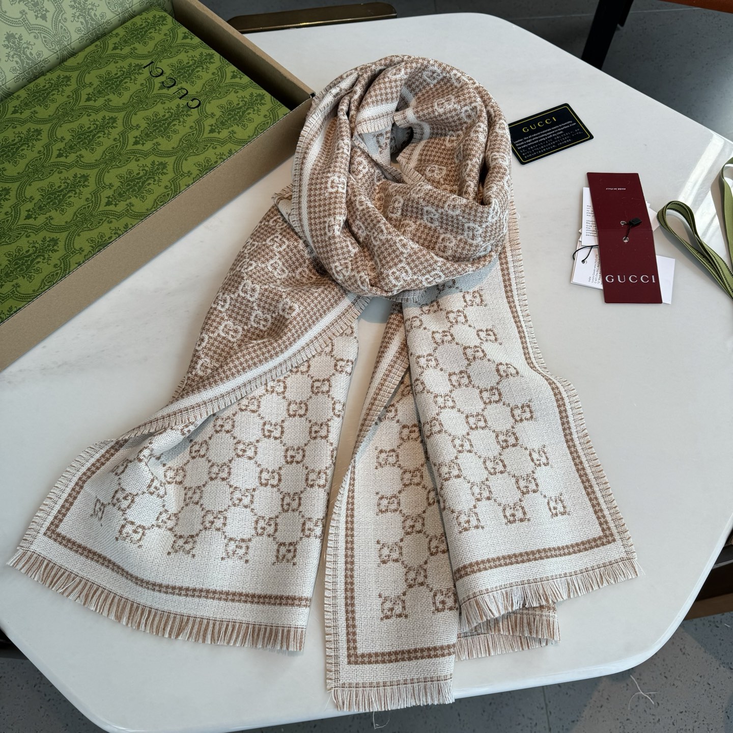 Gucci 高仿杏色雙G粗織圍巾 女款通勤風格人氣實搭首選｜歐美奢侈品精品推薦