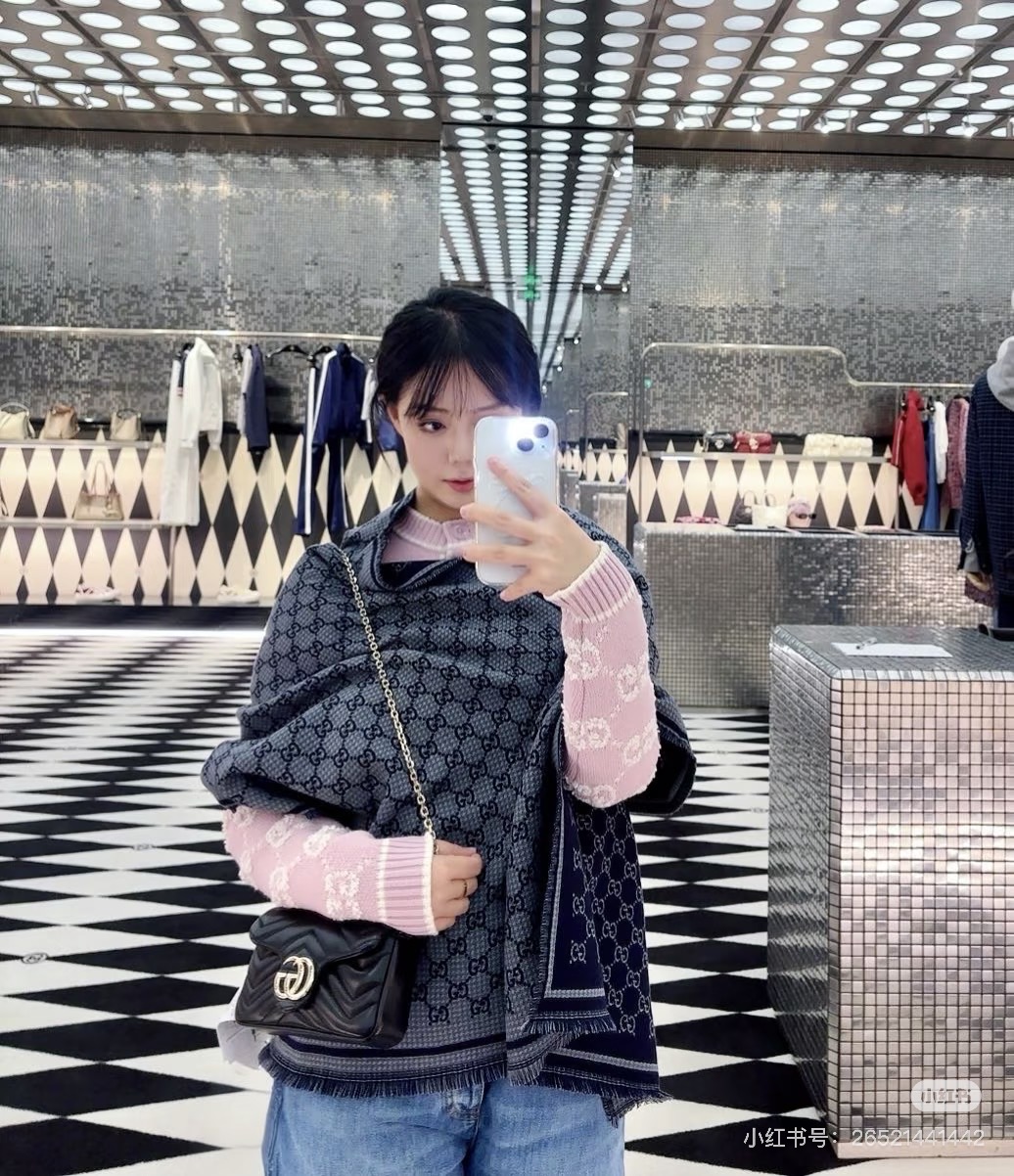 Gucci 高仿深藍灰雙G邊框圍巾 女款復古質感百搭長款設計｜歐美奢侈品精品推薦