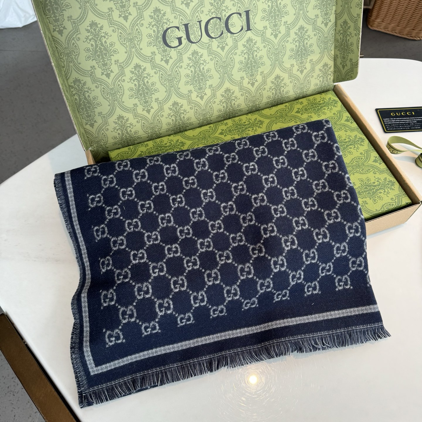 Gucci 高仿深藍灰雙G邊框圍巾 女款復古質感百搭長款設計｜歐美奢侈品精品推薦