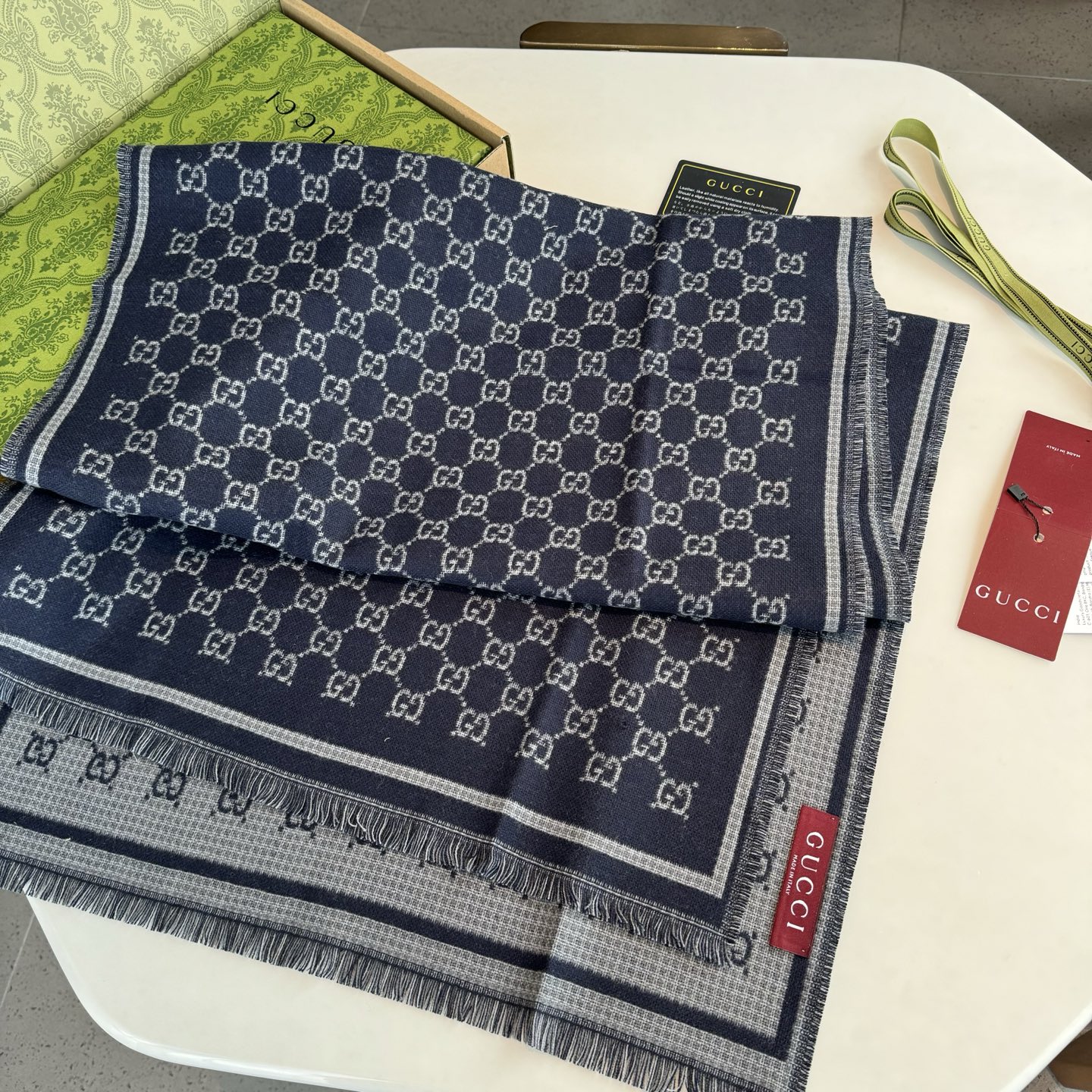 Gucci 高仿深藍灰雙G邊框圍巾 女款復古質感百搭長款設計｜歐美奢侈品精品推薦