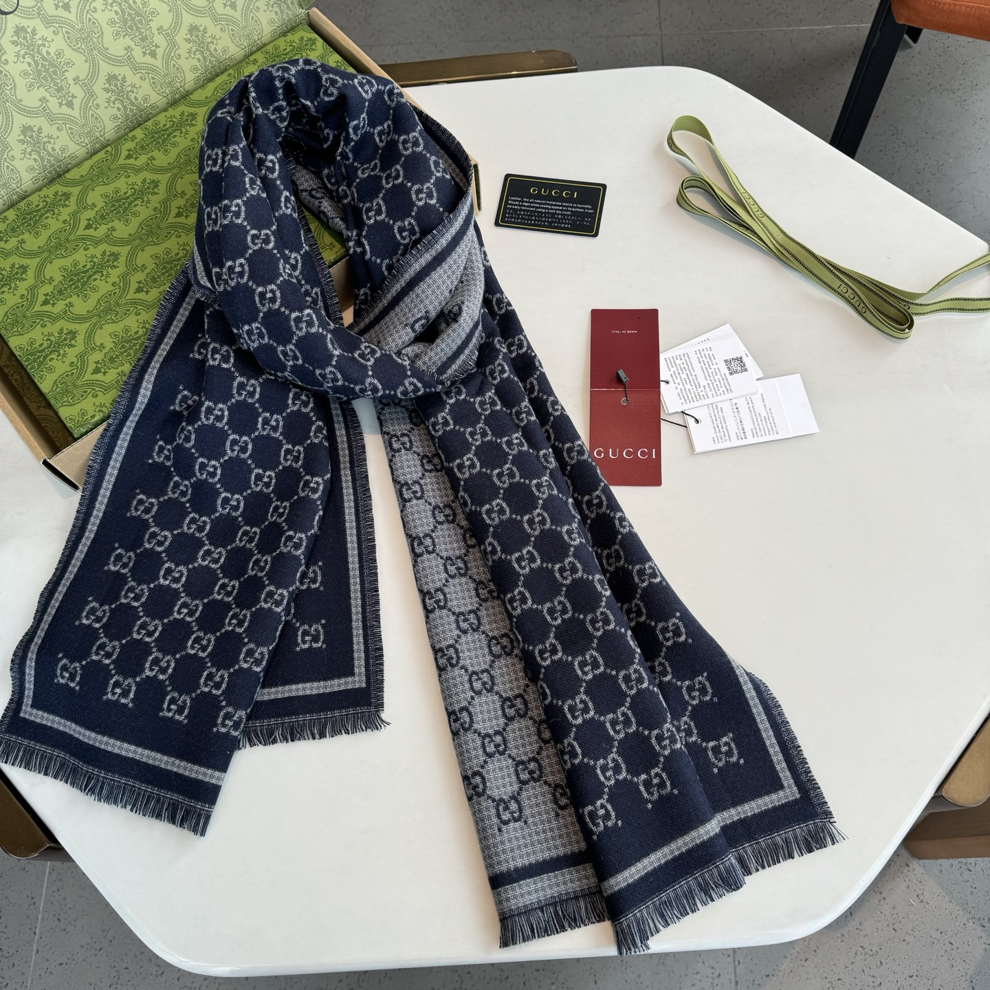 Gucci 高仿深藍灰雙G邊框圍巾 女款復古質感百搭長款設計｜歐美奢侈品精品推薦