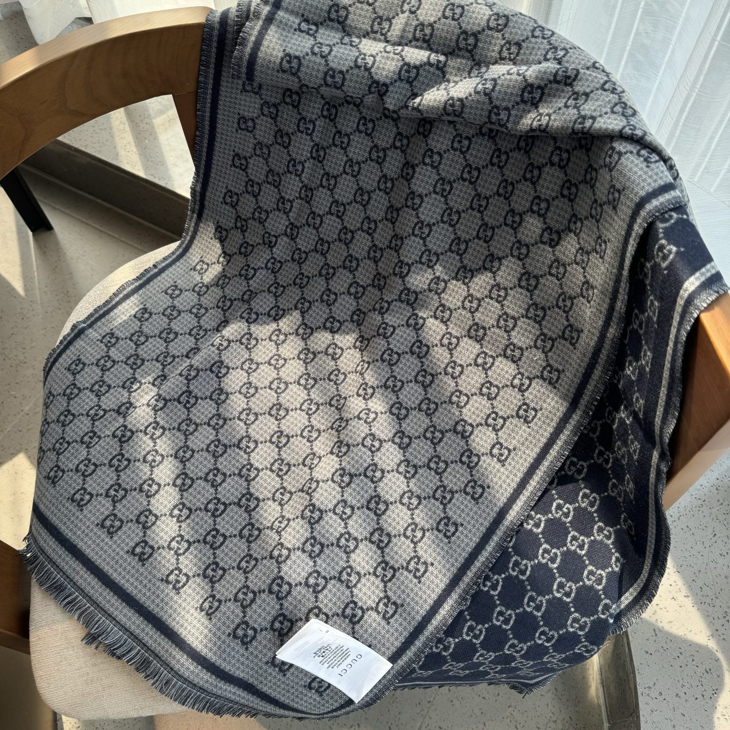 Gucci 高仿深藍灰雙G邊框圍巾 女款復古質感百搭長款設計｜歐美奢侈品精品推薦