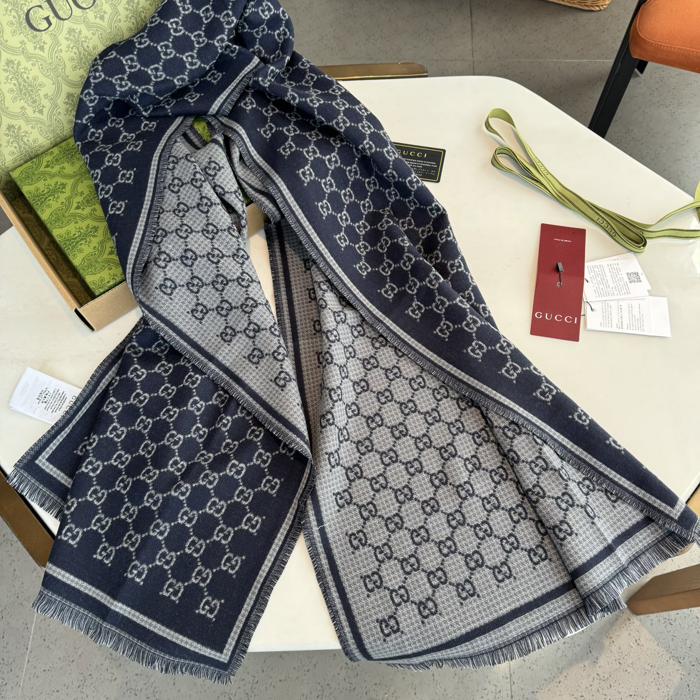Gucci 高仿深藍灰雙G邊框圍巾 女款復古質感百搭長款設計｜歐美奢侈品精品推薦