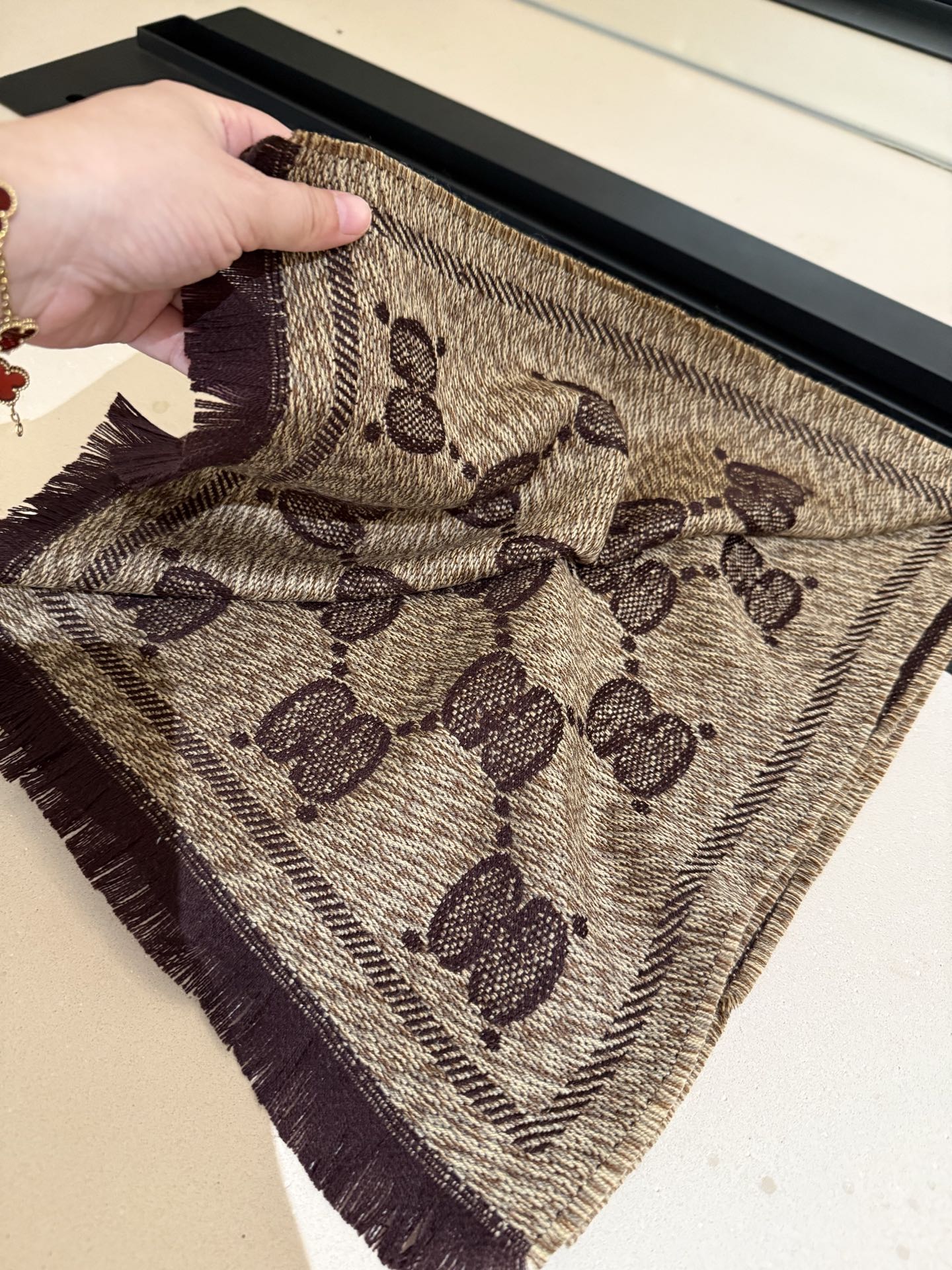 Gucci 原單大雙G黑咖色羊毛圍巾 男女款厚實版型復古魅力款｜歐美奢侈品精品推薦