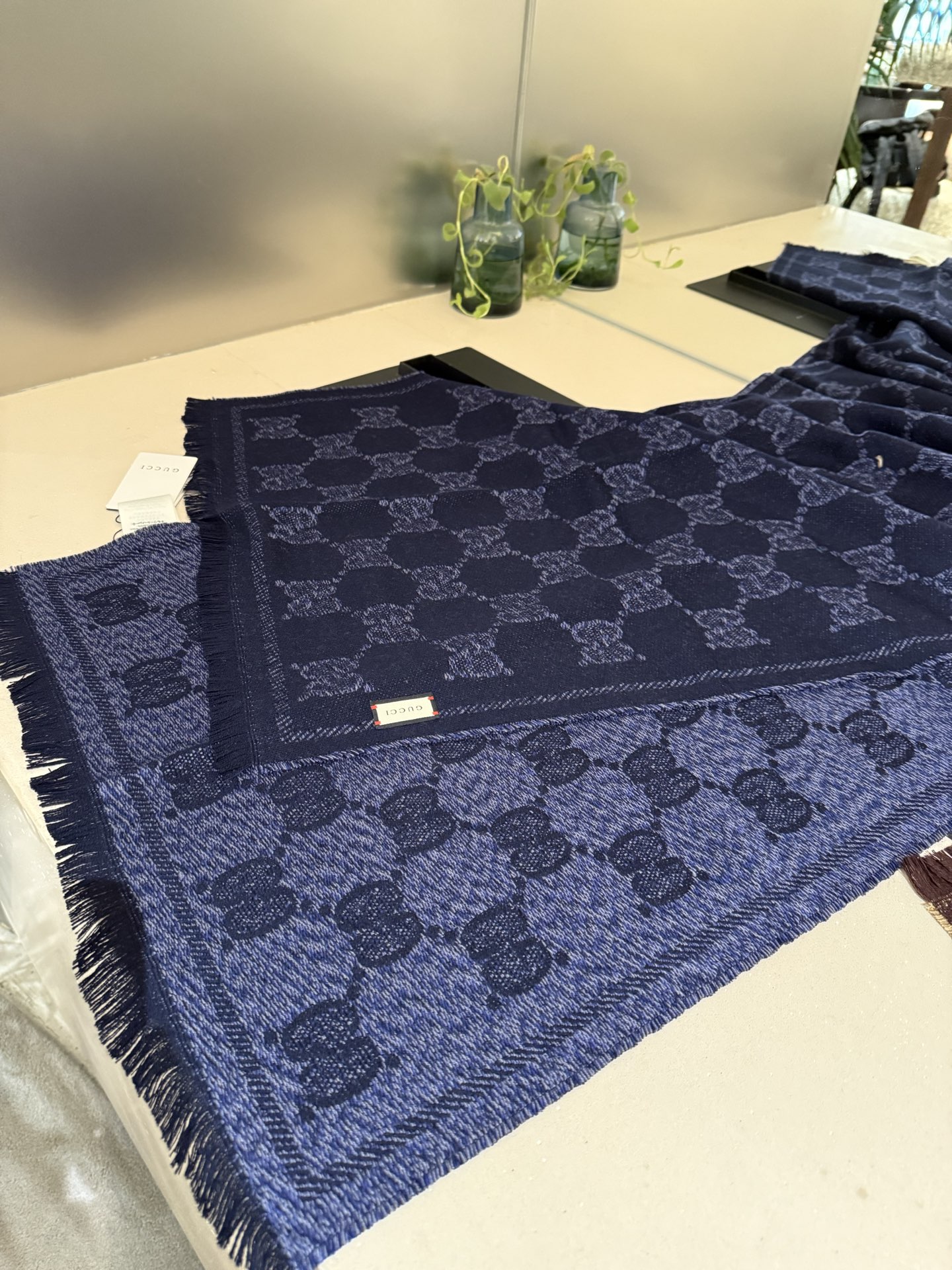 Gucci A貨海軍藍雙G輕薄圍巾 男女款涼感質地時尚隨身配件｜歐美奢侈品精品推薦