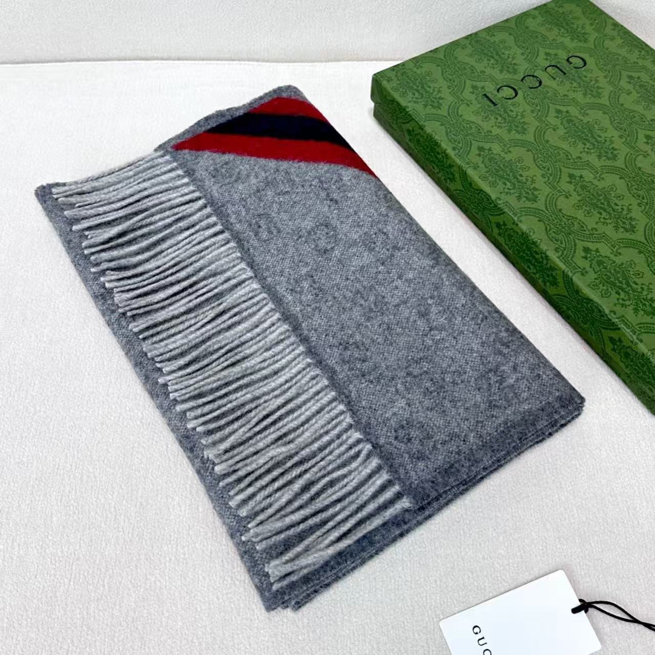 Gucci 精品仿製灰色條紋雙G羊毛圍巾 女款高級感設計款氣質百搭｜歐美奢侈品精品推薦