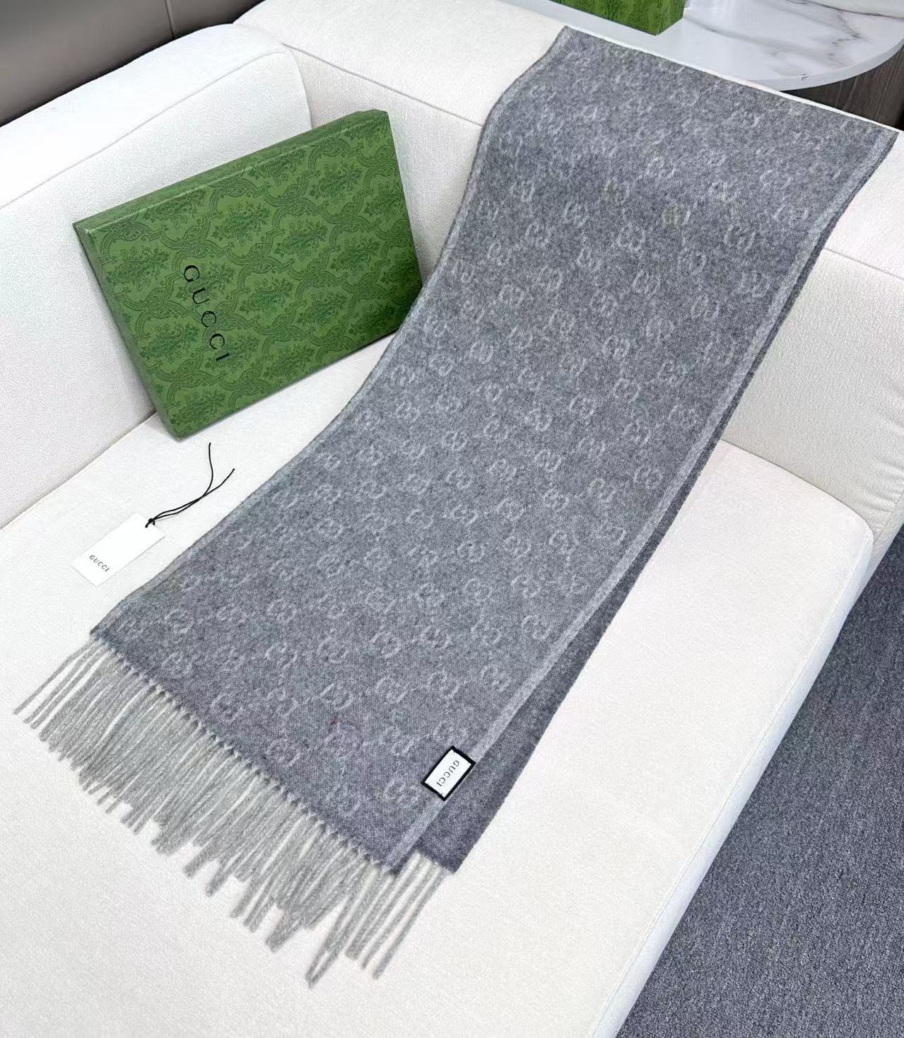 Gucci 精品仿製灰色條紋雙G羊毛圍巾 女款高級感設計款氣質百搭｜歐美奢侈品精品推薦