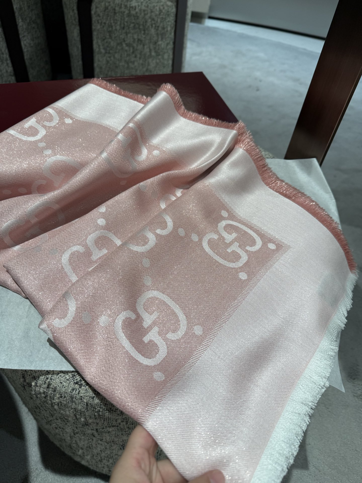 Gucci 精品仿製粉色雙G大圖圍巾 女款甜美穿搭必備配件｜歐美奢侈品精品推薦