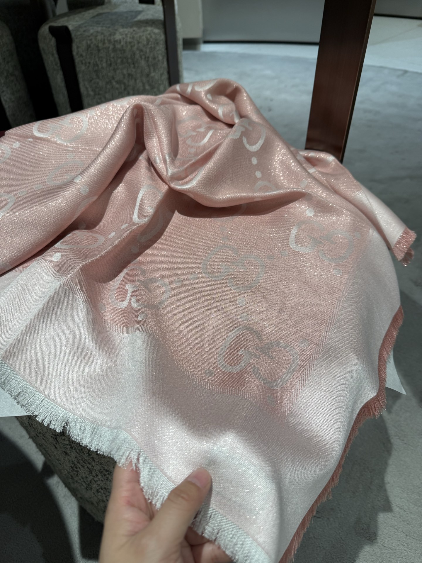 Gucci 精品仿製粉色雙G大圖圍巾 女款甜美穿搭必備配件｜歐美奢侈品精品推薦