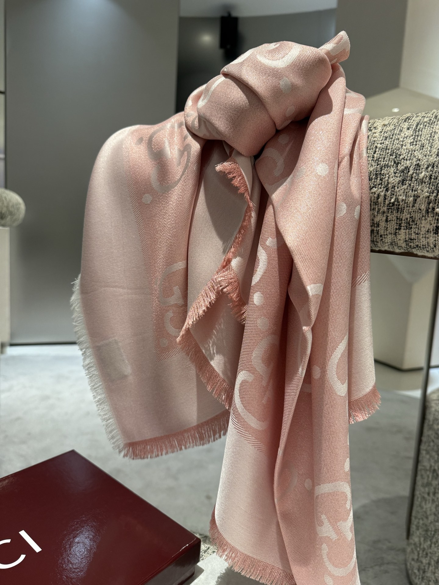 Gucci 精品仿製粉色雙G大圖圍巾 女款甜美穿搭必備配件｜歐美奢侈品精品推薦