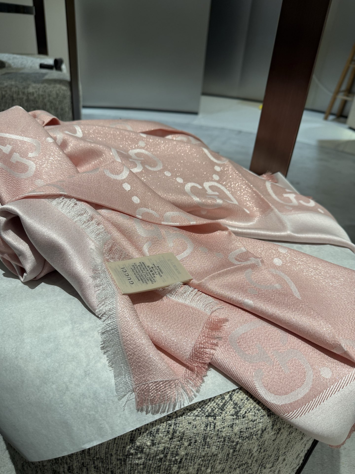 Gucci 精品仿製粉色雙G大圖圍巾 女款甜美穿搭必備配件｜歐美奢侈品精品推薦