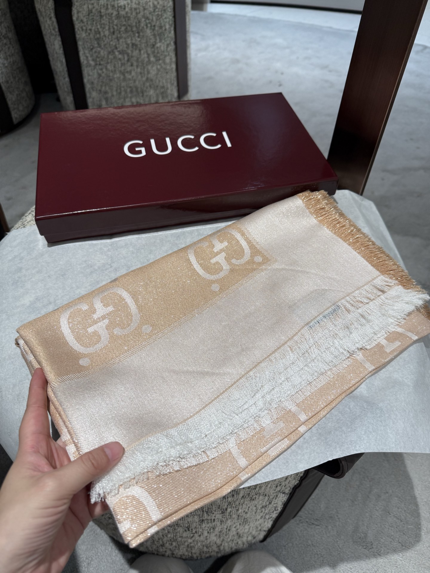 Gucci 高仿米杏GG提花絲混圍巾 女款氣質配色日常百搭款