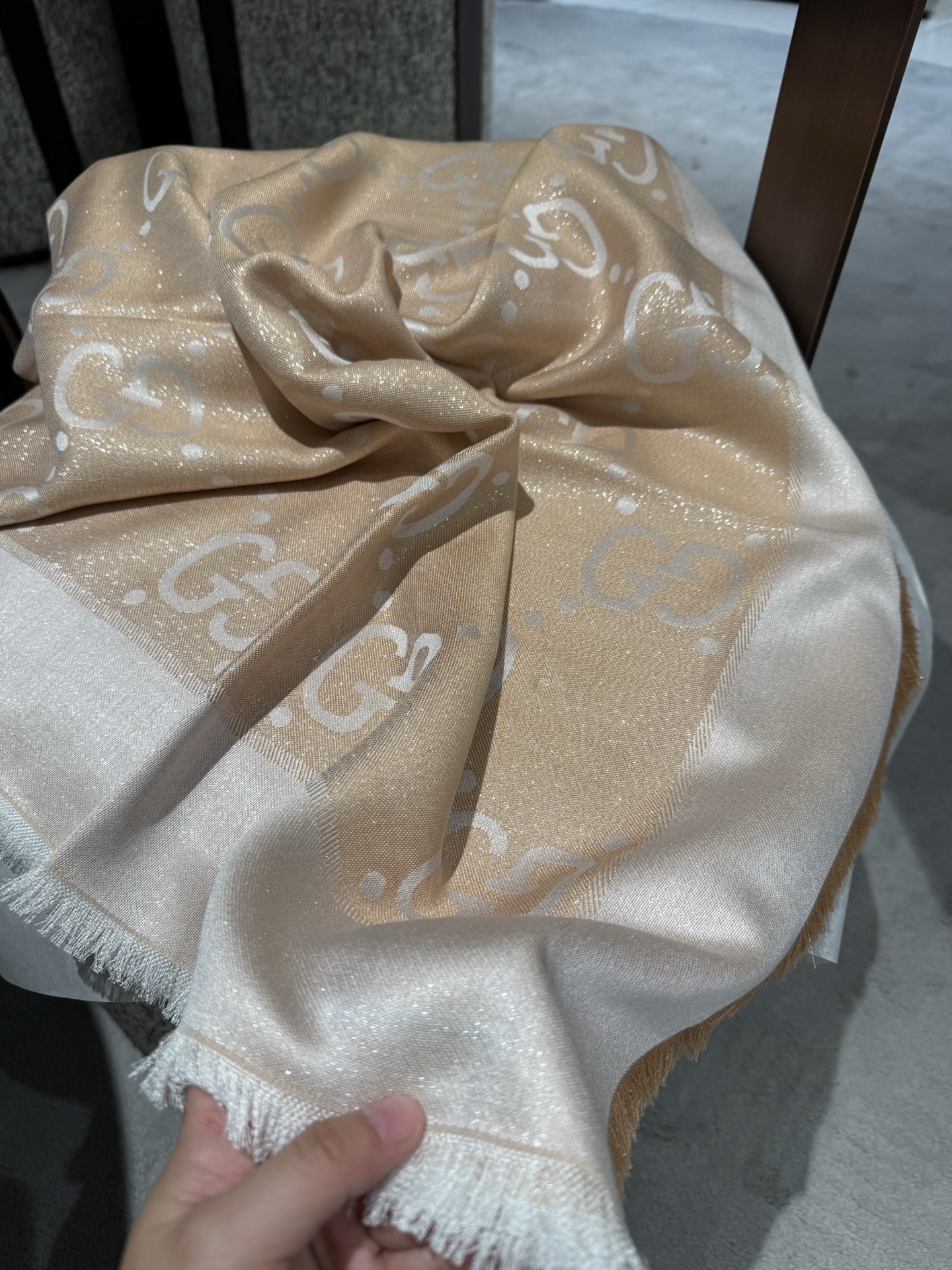 Gucci 高仿米杏GG提花絲混圍巾 女款氣質配色日常百搭款｜歐美奢侈品精品推薦