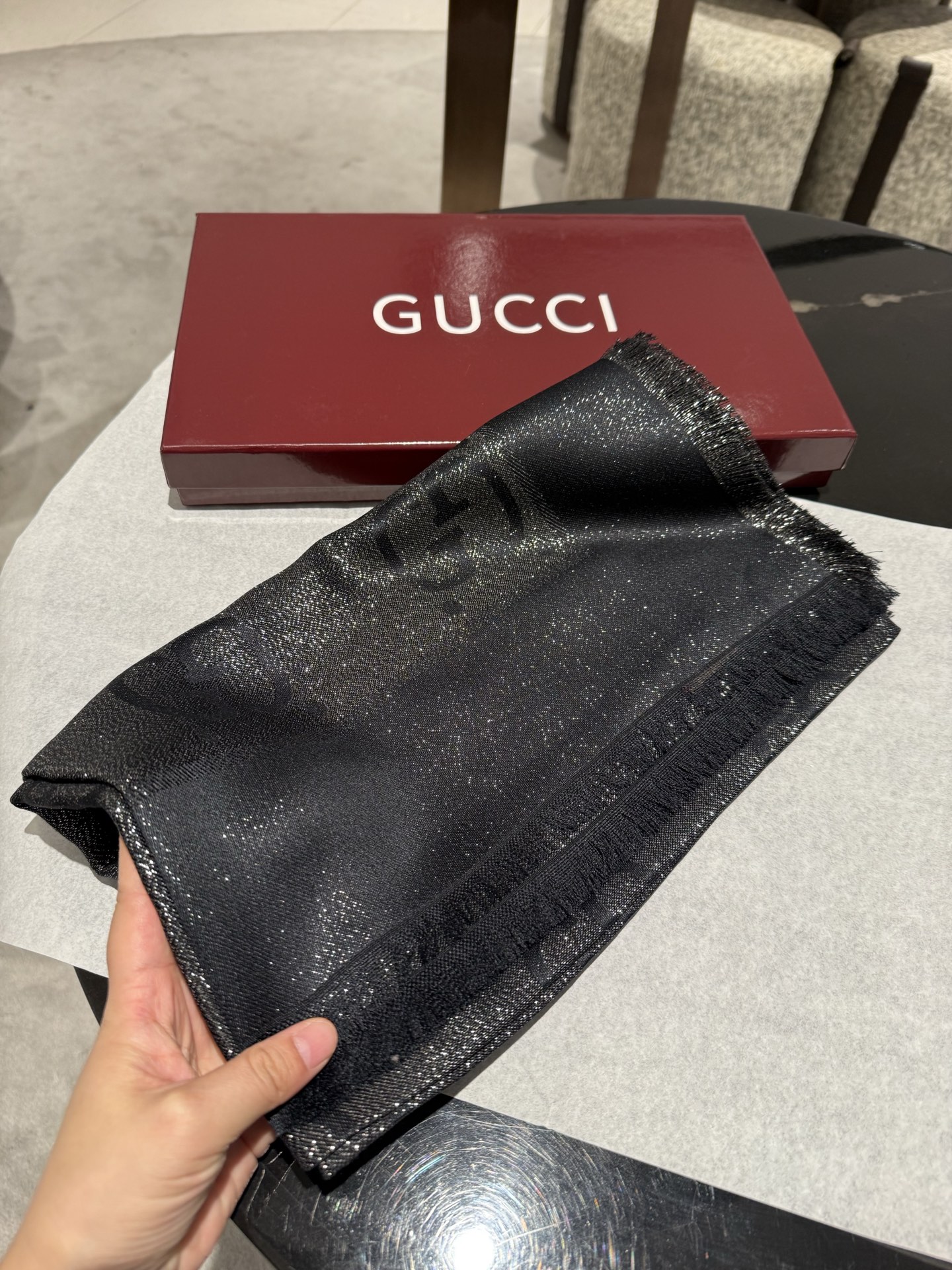 Gucci 一比一黑銀閃絲圍巾 女款時尚光澤感派對推薦單品