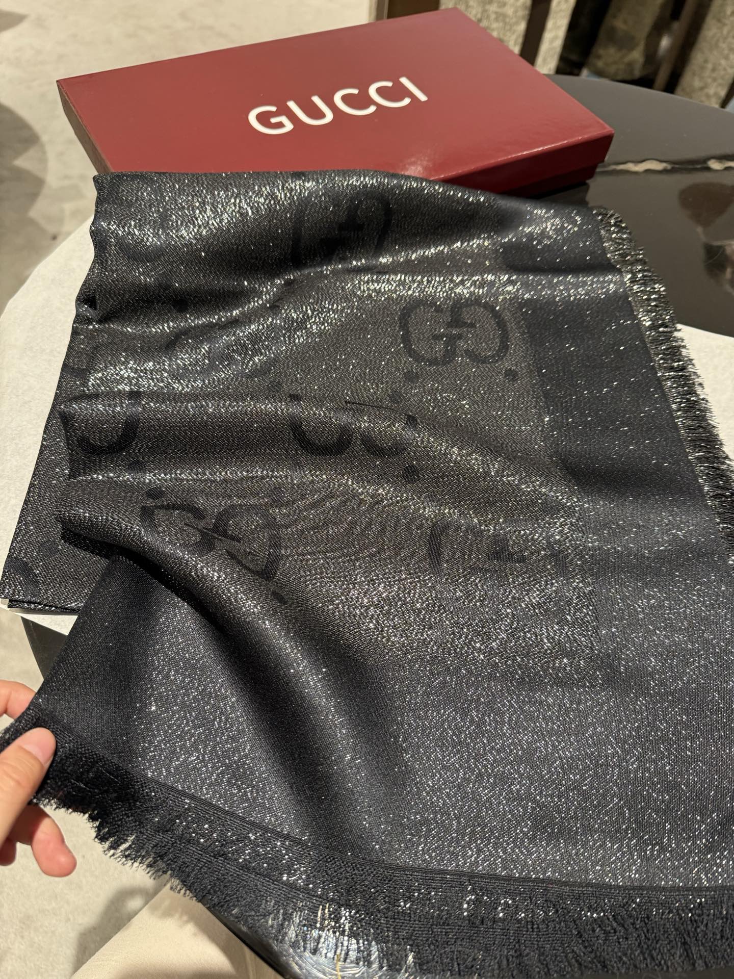 Gucci 一比一黑銀閃絲圍巾 女款時尚光澤感派對推薦單品｜歐美奢侈品精品推薦