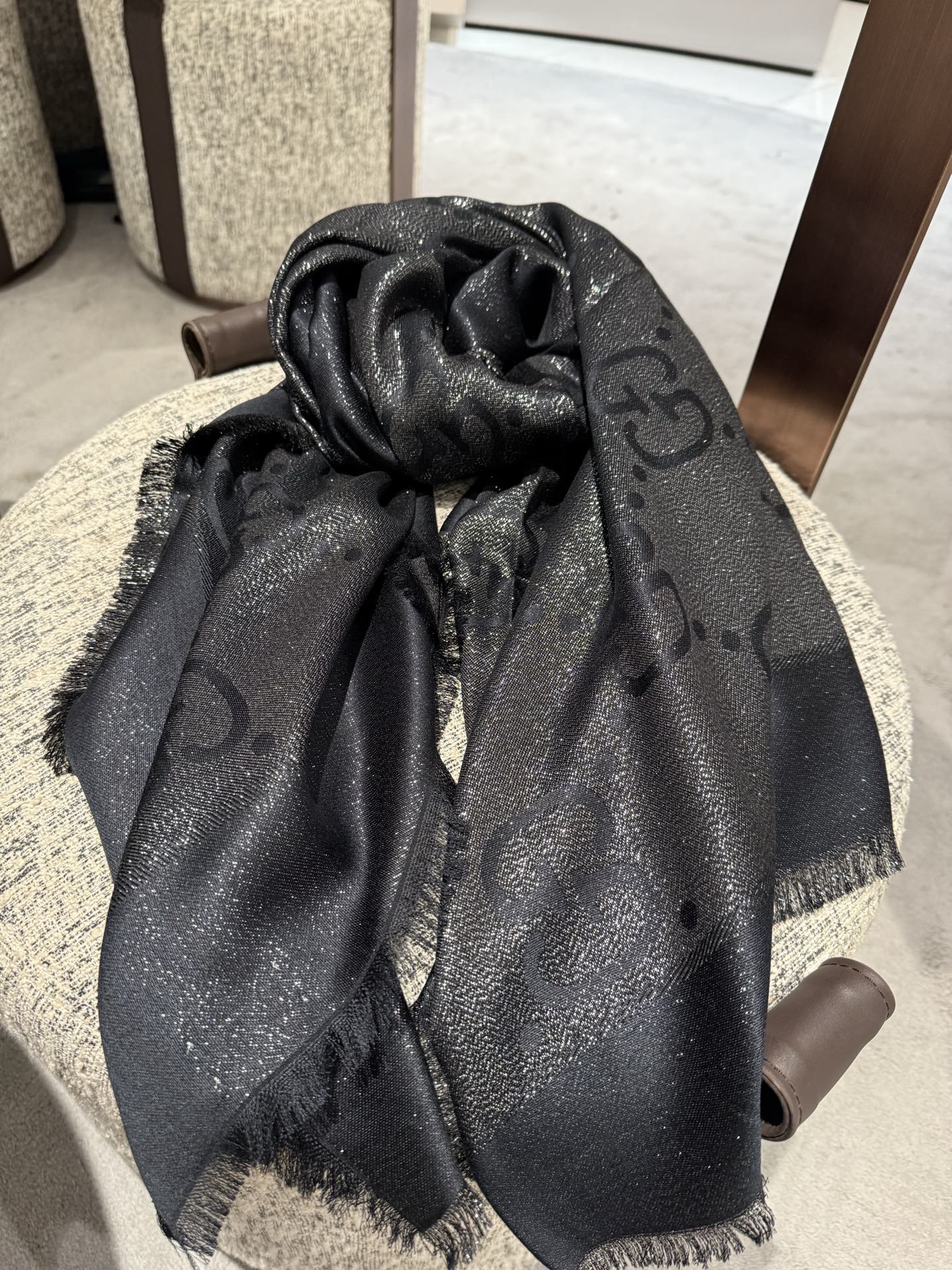 Gucci 一比一黑銀閃絲圍巾 女款時尚光澤感派對推薦單品｜歐美奢侈品精品推薦