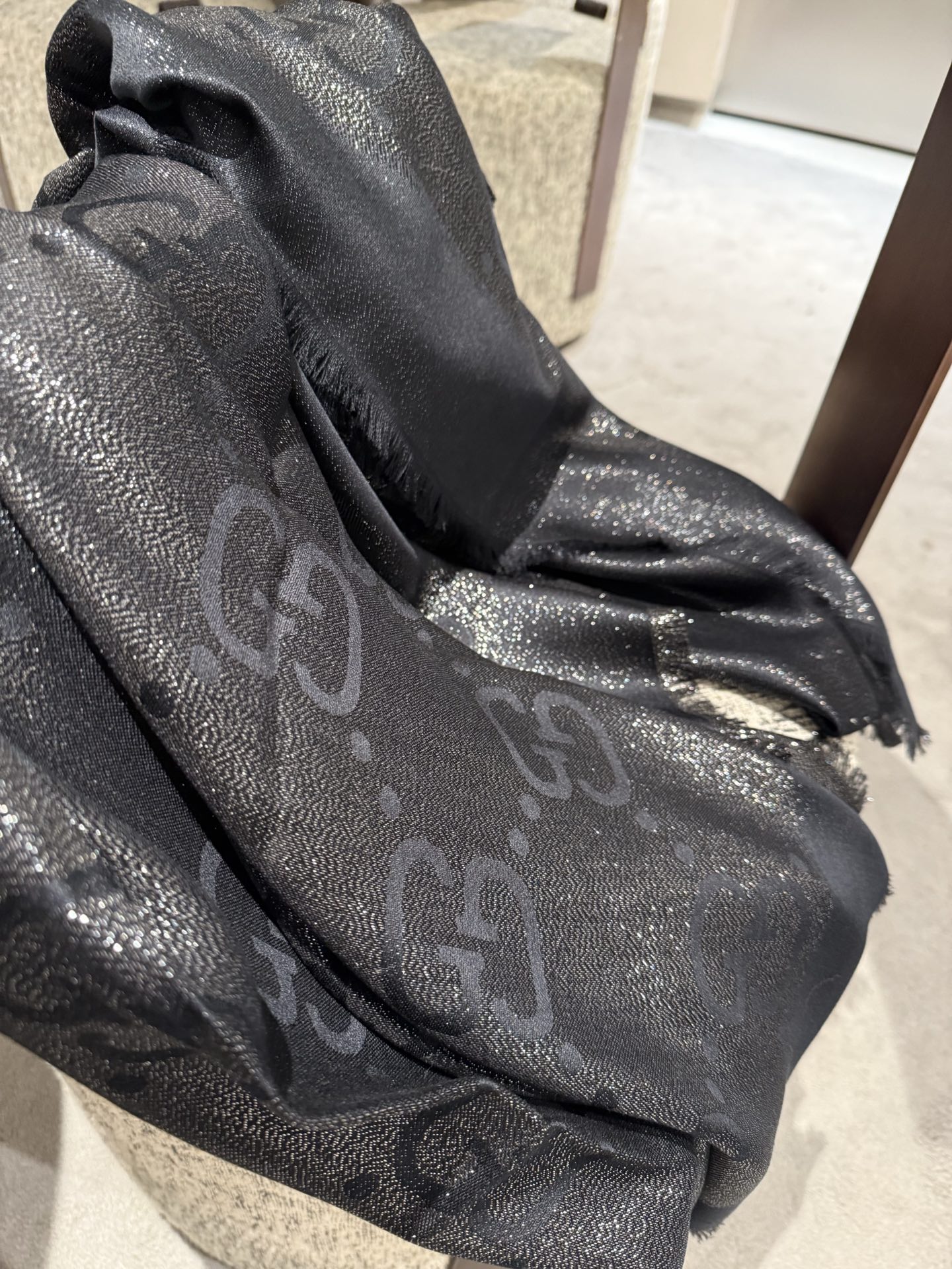 Gucci 一比一黑銀閃絲圍巾 女款時尚光澤感派對推薦單品｜歐美奢侈品精品推薦