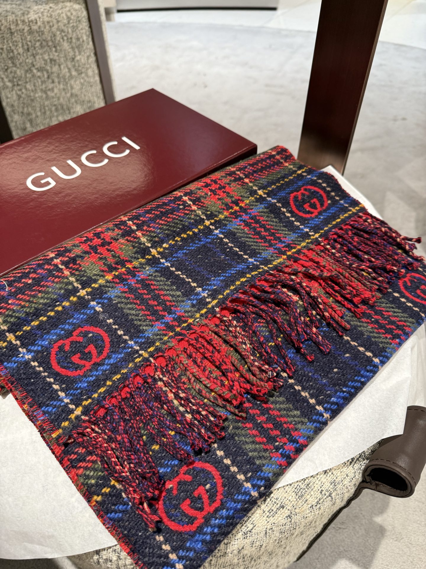Gucci 精品仿製紅藍蘇格蘭格紋圍巾 女款厚磅毛呢設計暖感升級｜歐美奢侈品精品推薦