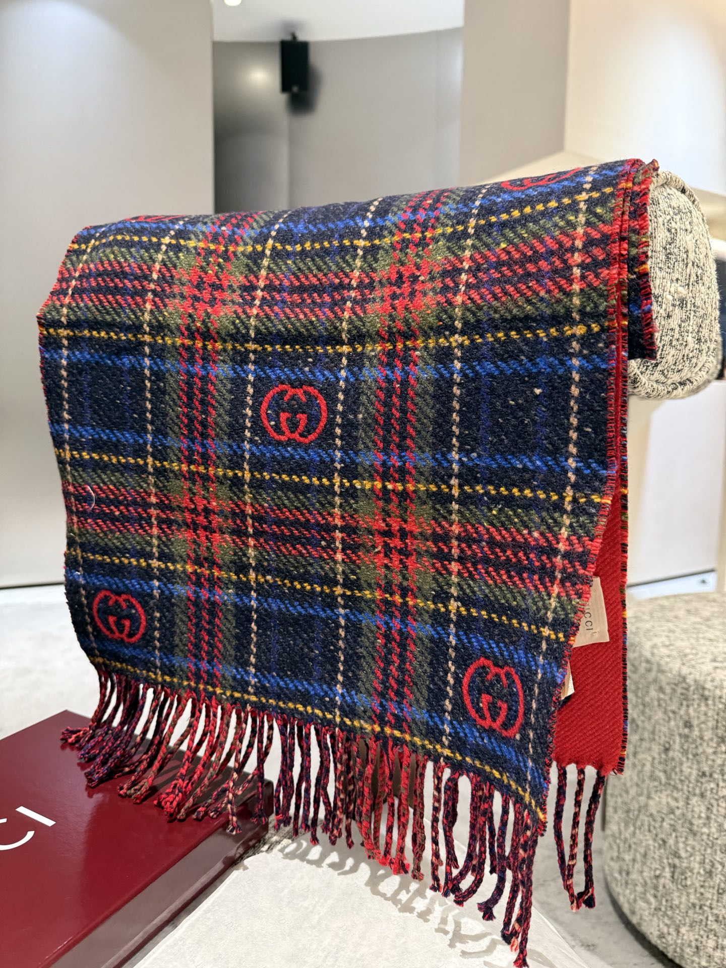 Gucci 精品仿製紅藍蘇格蘭格紋圍巾 女款厚磅毛呢設計暖感升級｜歐美奢侈品精品推薦