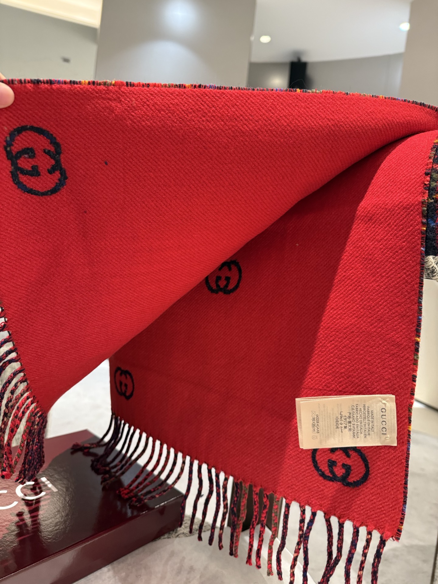 Gucci 精品仿製紅藍蘇格蘭格紋圍巾 女款厚磅毛呢設計暖感升級｜歐美奢侈品精品推薦