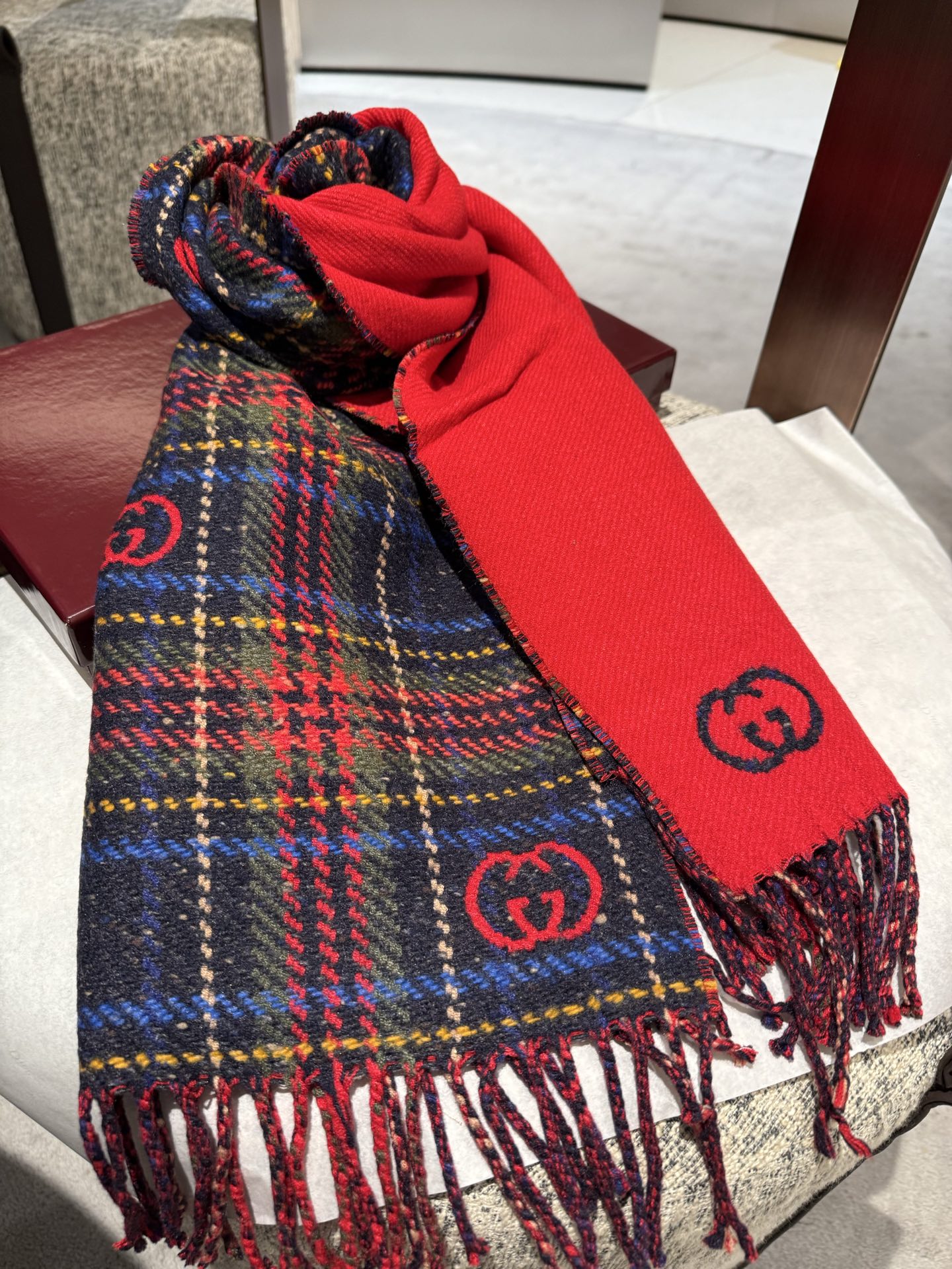 Gucci 精品仿製紅藍蘇格蘭格紋圍巾 女款厚磅毛呢設計暖感升級｜歐美奢侈品精品推薦
