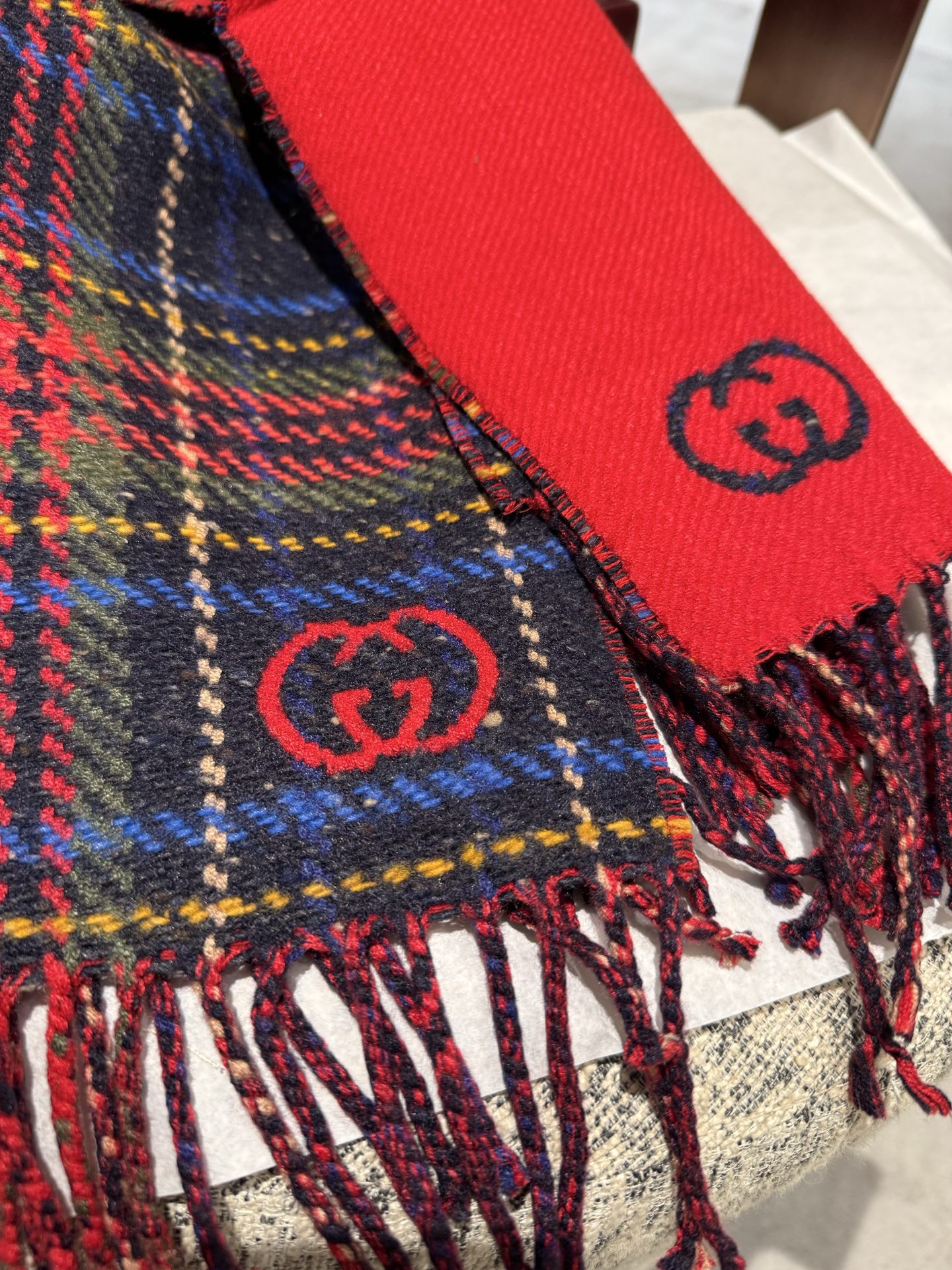 Gucci 精品仿製紅藍蘇格蘭格紋圍巾 女款厚磅毛呢設計暖感升級｜歐美奢侈品精品推薦