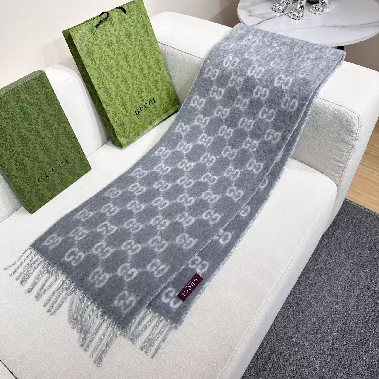 Gucci一比一精品女款雙面圍巾溫柔灰白配色｜歐美奢侈品精品推薦