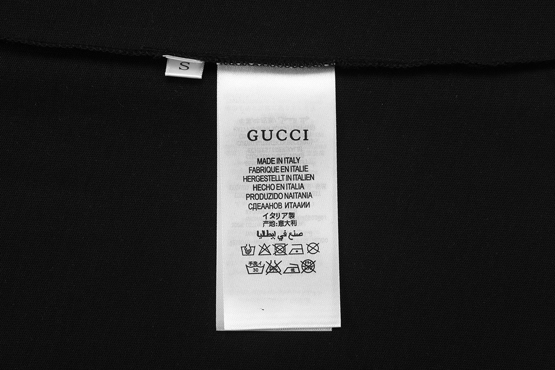 Gucci高仿黑T男款撞色羅紋領設計簡約風格| 15 Gucci高仿黑T男款撞色羅紋領設計簡約風格