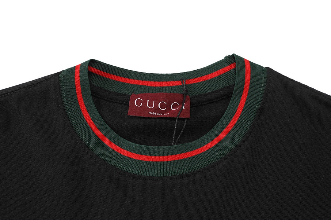 Gucci高仿黑T男款撞色羅紋領設計簡約風格| 12 Gucci高仿黑T男款撞色羅紋領設計簡約風格