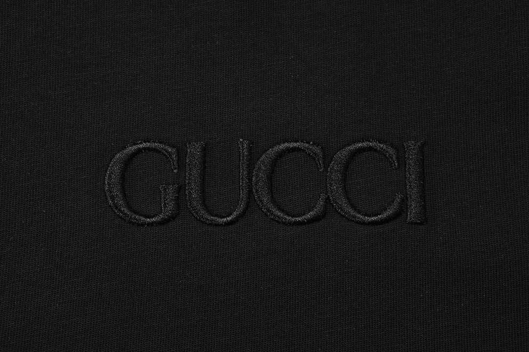 Gucci高仿黑T男款撞色羅紋領設計簡約風格| 11 Gucci高仿黑T男款撞色羅紋領設計簡約風格