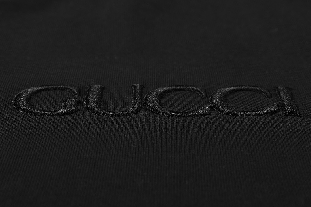 Gucci高仿黑T男款撞色羅紋領設計簡約風格| 10 Gucci高仿黑T男款撞色羅紋領設計簡約風格