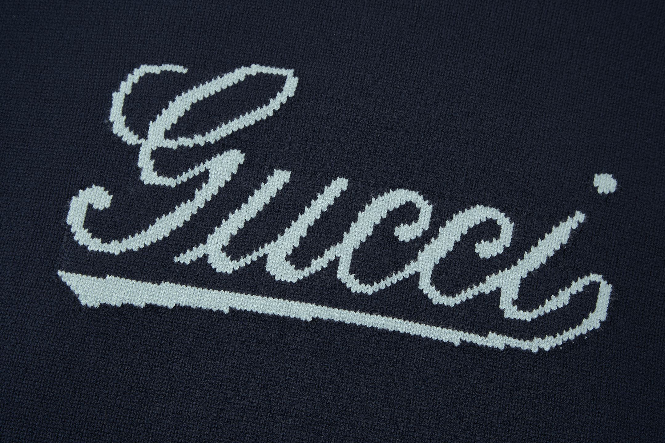Gucci高仿深藍毛衣男款復古Logo織字秋冬質感單品| 12 Gucci高仿深藍毛衣男款復古Logo織字秋冬質感單品