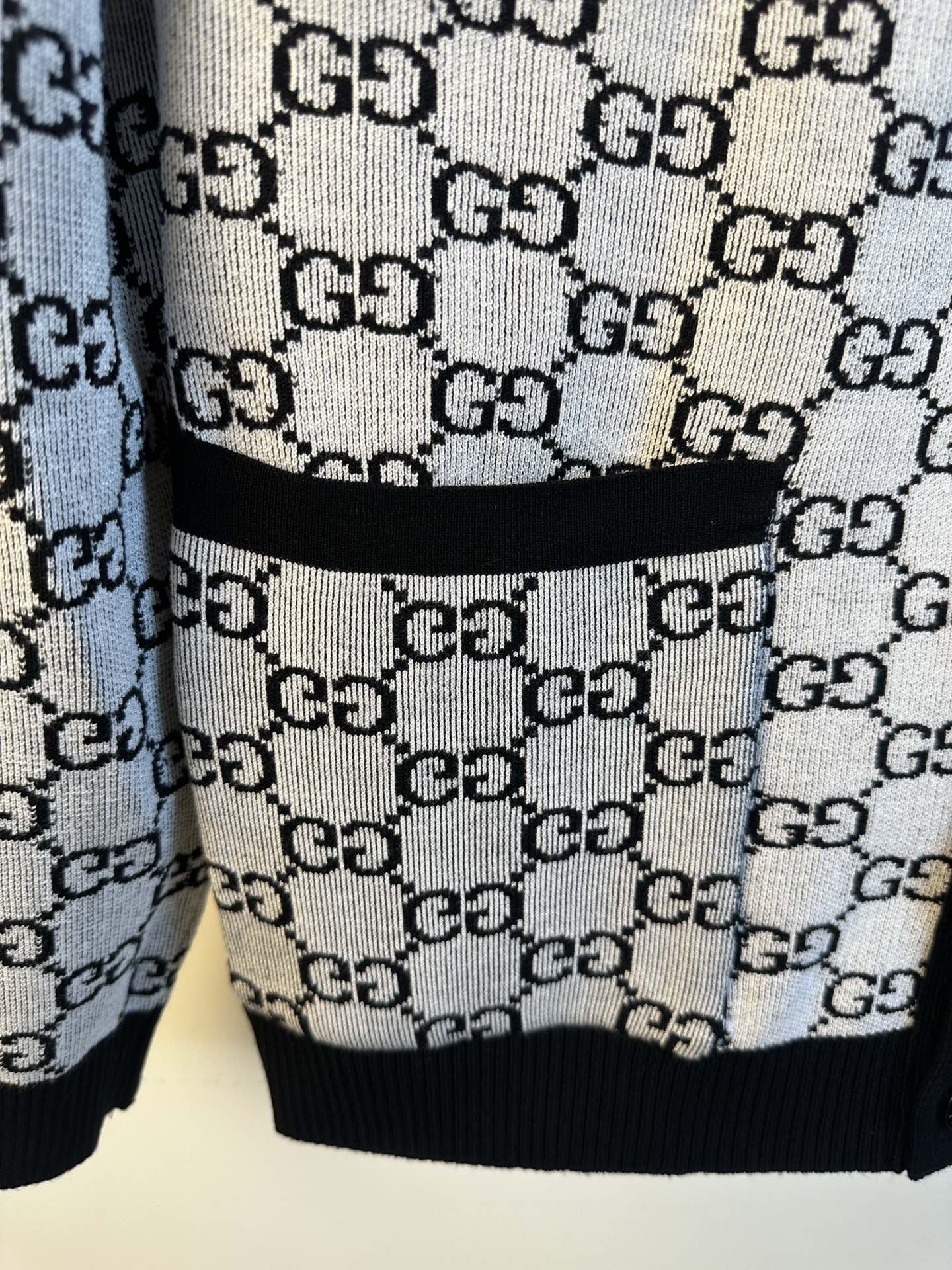 Gucci原單滿版GG針織外套男款經典黑白Logo設計| 10 Gucci原單滿版GG針織外套男款經典黑白Logo設計