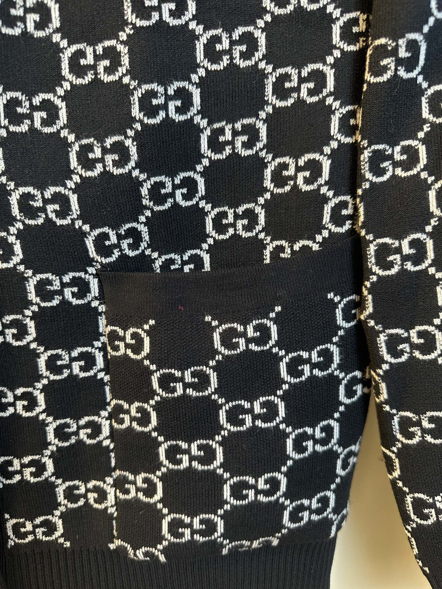 Gucci原單滿版GG針織外套男款經典黑白Logo設計| 8 Gucci原單滿版GG針織外套男款經典黑白Logo設計