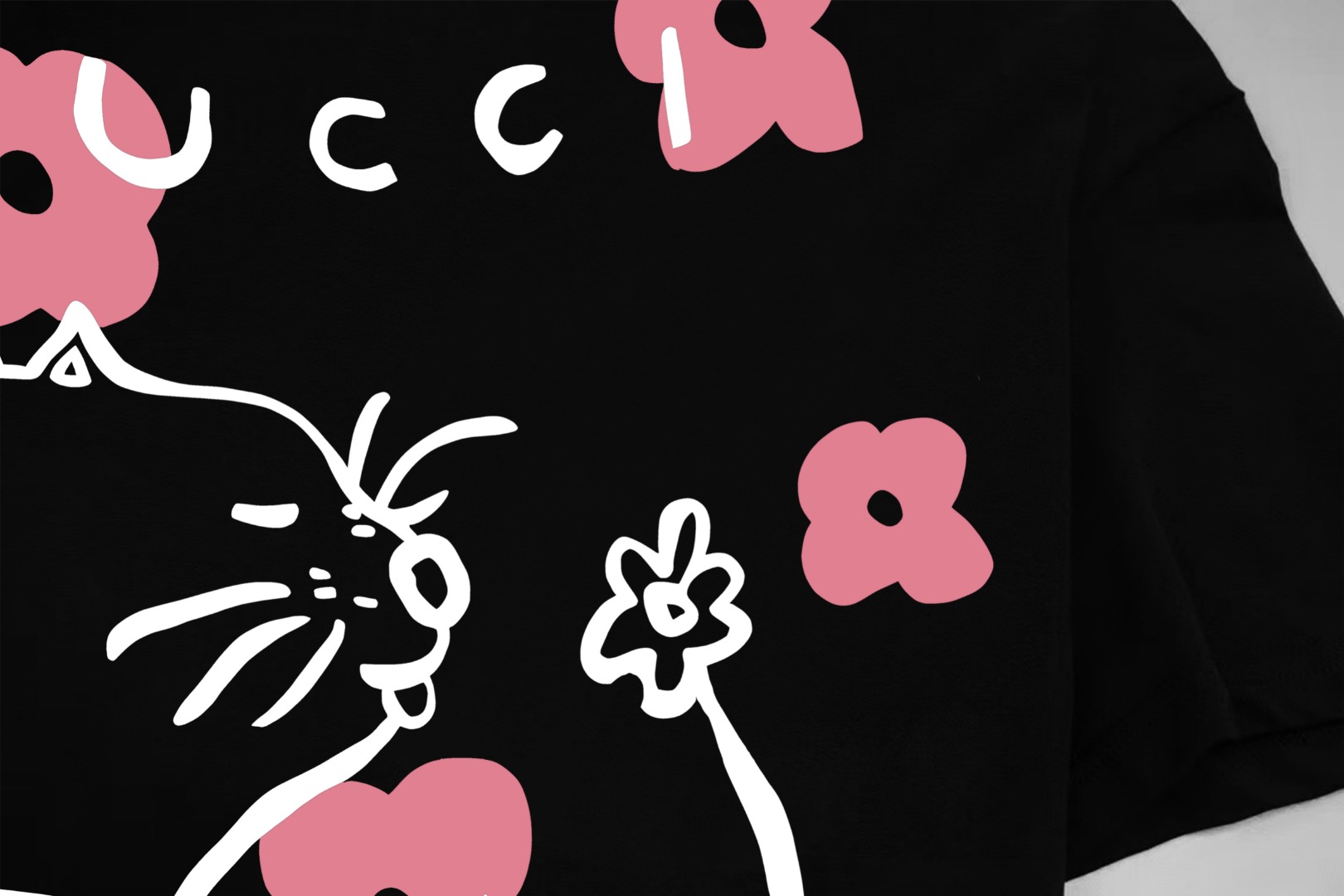 Gucci高仿男士T恤 黑色底粉紅花貓插畫潮流藝術款| 11 Gucci高仿男士T恤 黑色底粉紅花貓插畫潮流藝術款